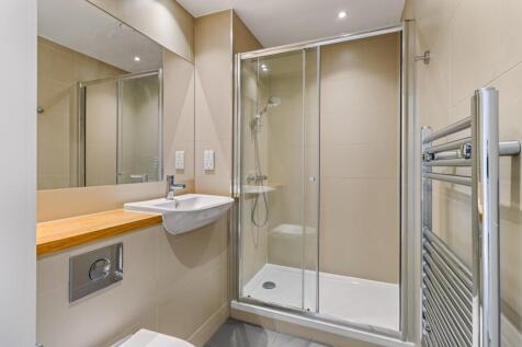 Step into modern luxury with this stylish bathroom design, featuring state-of-the-art fixtures and elegant finishes.