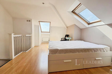 2eda9bc4-bedroom 203