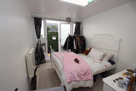 Compact and cosy studio / one bedroom flat with it's own little patio area. The flat has a separate modern kitchen and a fully tiled white bathroom. The living area is divided from the sleeping area w