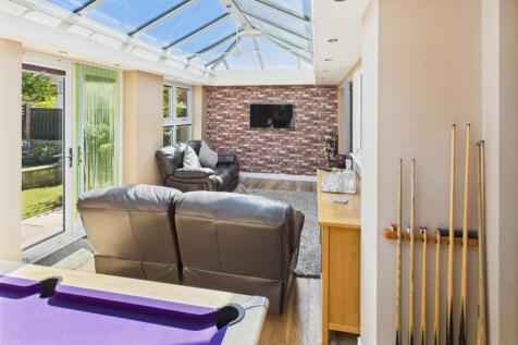 CAM04233G0-PR0025-STILL023