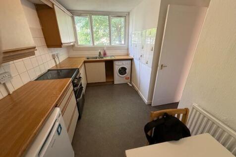 A nice 3 bed maisonette offering sun lit and a spacious interiors located in quiet residential area with access to numerous local amenities in Lordship line and Wood Green station area.