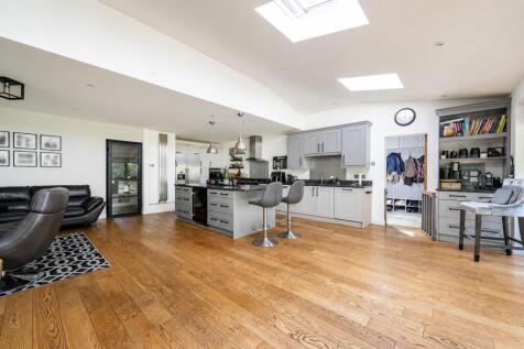 Kitchen2.jpg