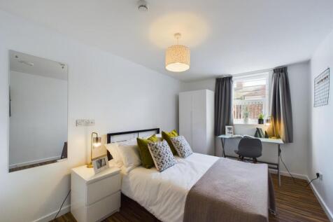 All Bills Included! Spacious, sociable, and perfectly positioned for student life. Set on Deramore Street, this student home is ideally located in the heart of Rusholme, a vibrant district known for i