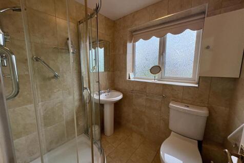 FAMILY SHOWER ROOM