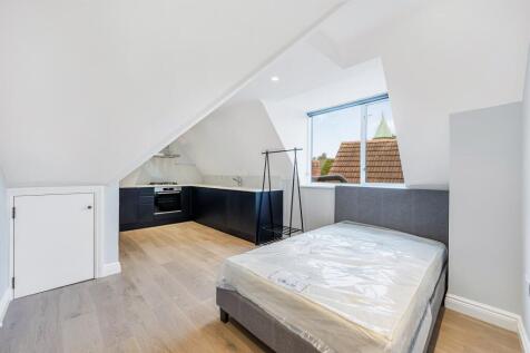 Presenting a double room within a modern house-share, available from early September and excellently located just a few minutes walk from Ealing Common Tube Station. The flat consists of four rooms in