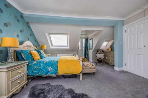 250 Havant Road, Hayling Island-Small-PorticoMarke