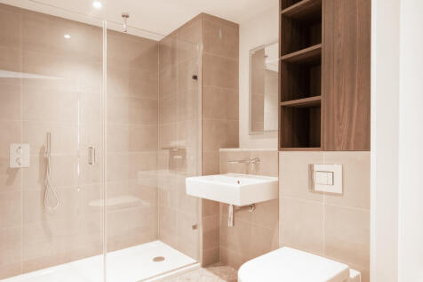 Experience luxury with this modern bathroom design, a perfect blend of elegance and functionality.