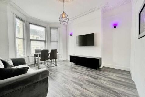 4 Bedroom House in PL4 6BG