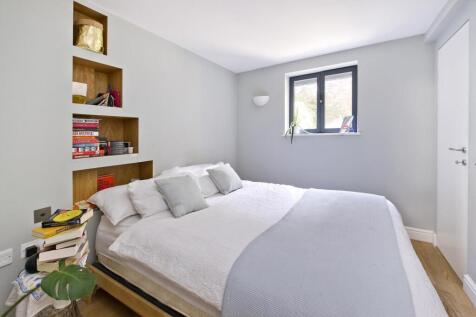 Bedroom (Main)