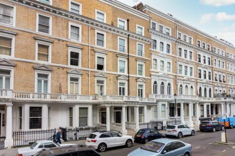 SHORT LET. Located in a striking period property moments from the heart of South Kensington, this fantastic studio apartment is presented in excellent condition and benefits from a smart kitchen and s