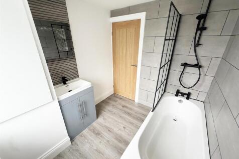 Family Bathroom (1).jpg