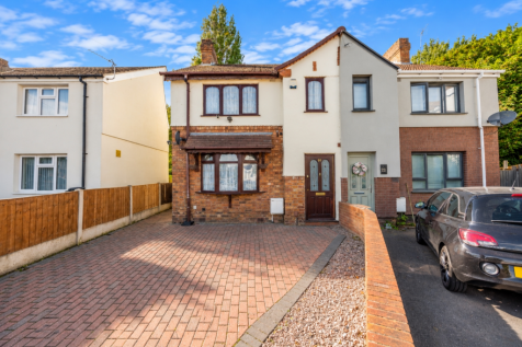 Sunny British Terraced House and Driveway