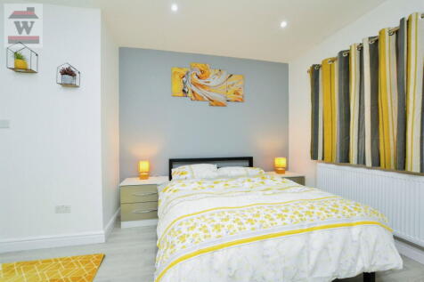 A ground floor garden facing studio, fully furnished with own mini kitchen, en-suite bathroom and available parking with rent INC bills/broadband/wifi in Isleworth near Isleworth Train Station. Note: