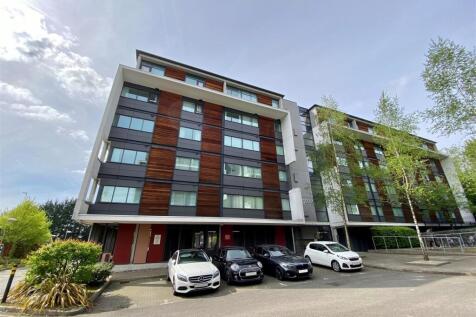 Located within a highly sought-after development in the heart of Salford Quays, this stylish one-bedroom apartment offers modern living in one of Greater Manchester’s most vibrant waterfront locations
