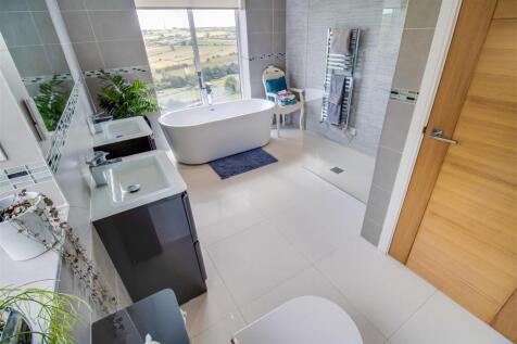 EN SUITE BATHROOM/W.C.