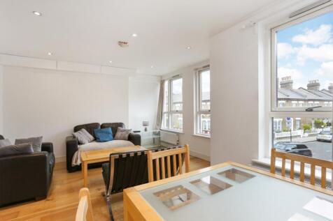 **NEW TO THE MARKET**
A first floor two double bedroom apartment to rent. This first floor flat features a large reception room with dining space, separate fitted kitchen, two good size double bedroom