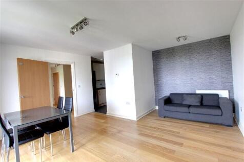 3 bedroom (two double and one single bedroom) apartment on the fourth floor of the sought after Pulse development. Family bathroom and en-suite shower room to master bedroom, separate kitchen and rece