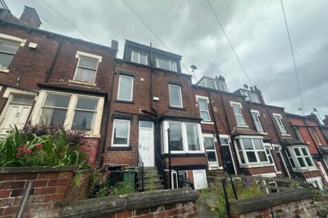 Available this Summer is STUNNING THREE BEDROOM three bedroom, two bathroom terrace property. Set in the SOUGHT AFTER LOCATION of LS5 the property ideal for professional sharers.