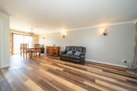Lounge/Dining Area