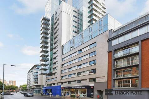 One of the most desirable addresses in Borough. This stylish double studio boasts, high ceilings, luxury bathroom, fully fitted high spec kitchen with granite work surfaces, 24 hour concierge and cool