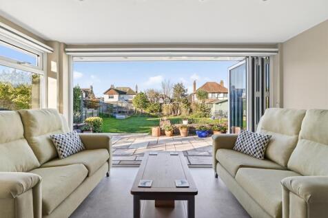 32 Harsfold Road Final-23.jpg