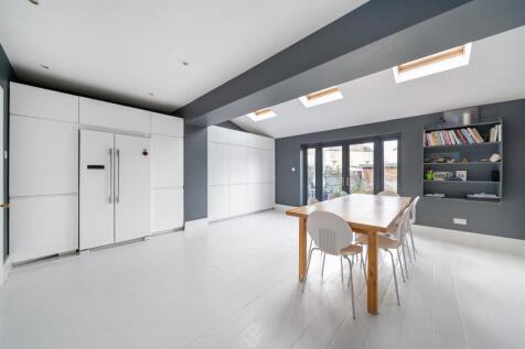Kitchen & Dining