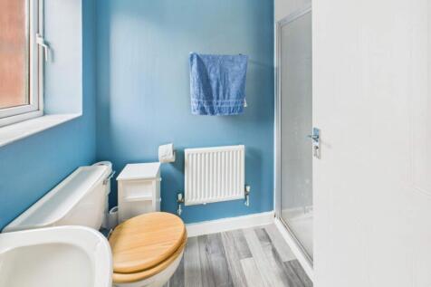 En Suite to Bedroom 1