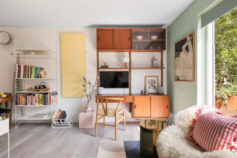 Alders Close, E11