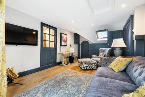 Sitting / Guest Bedroom