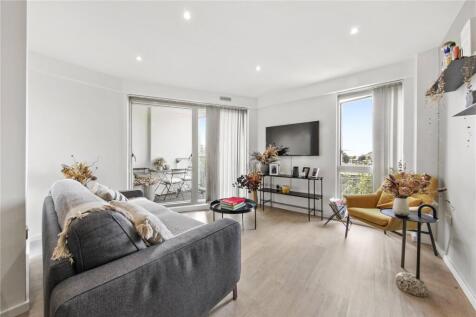 property in Ipsus Building,
4 Balham Hill, SW12