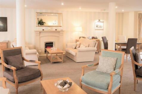 Malpas Court communal lounge.jpg