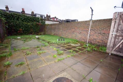 3 bed 2 bath house for rent in Forest Gate E7.
