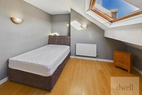 ***AVAILABLE 28 SEPTEMBER*** - Top floor Room in shared house - One of Dwell's Professional Co-Living properties, we are pleased to present this fantastic large double bedroom on the whole of the top