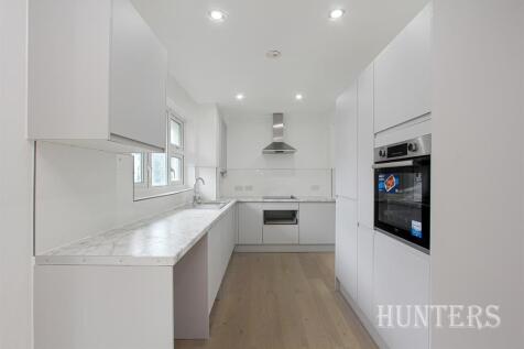 Purpose built three double bedroom property with private balcony. This well proportioned apartment sits on a quiet residential street in the heart of Zone 2 a short walk to Kings College Hospital and