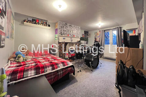 ** £595pcm (Inc Gas, Electricity, Water, TV Licence & Wi-Fi) ** ** FULL TIME STUDENT ONLY ** En Suite Room available from 7th September in huge shared house, very close to the University!