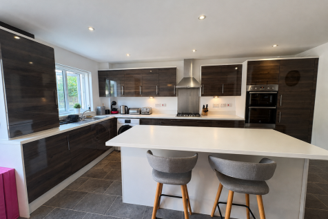 4 Bedroom House in PL6 8DS