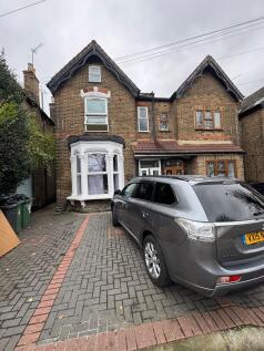 Lets Move Properties is pleased to present two-bedroom ground floor flat situated in a popular residential location in Walthamstow, E17. The property offers two good-sized bedrooms, a fitted kitchen,