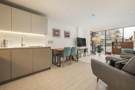 A stunning 2 double bedroom apartment located on this desirable square located alongside the Regent's canal moments from the amenities of Angel.