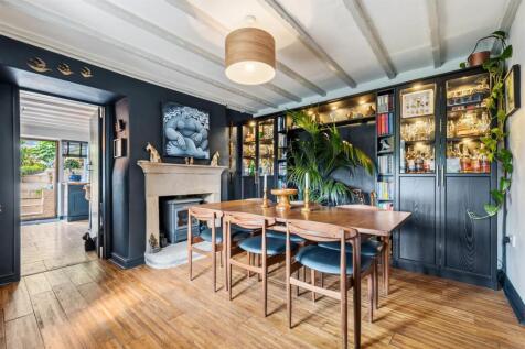 Dining Room towards Kitchen.jpg
