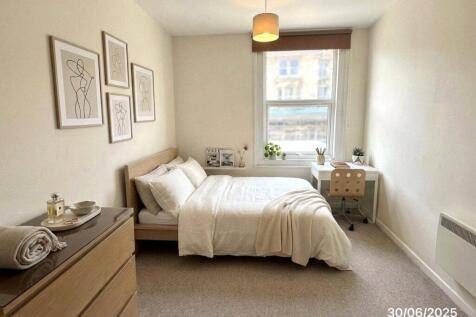 Key features: THREE ROOMS AVAILABLE IN A SIX BEDROOM HOUSE SHARE, large bedrooms, bus links to UWE, 20 minute walk to University of Bristol. This SPACIOUS 6 double bedroom student property is tucked a
