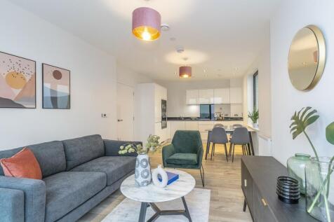 This modern 2-bedroom flat offers spacious, fully furnished living with a well-equipped kitchen (including dishwasher and washer/dryer). Both bedrooms are well-sized, ideal for relaxing or working fro