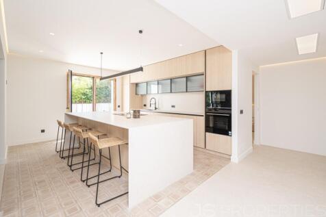 Modern luxury home with pool in a prime location in Puerto Pollensa