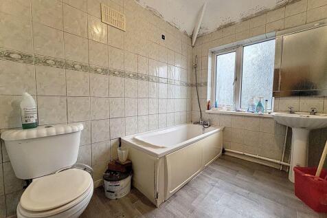 FIRST FLOOR BATHROOM