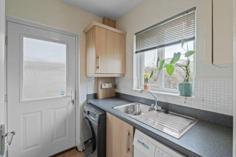 4 bed, 3 bath Detached in Leeds - Photo 8