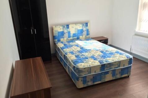 Bright, simply furnished double bedroom with a ...