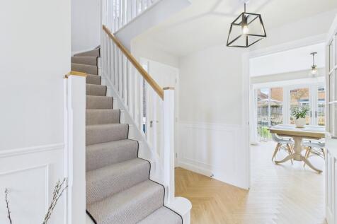 CAM03162G0-PR0107-STILL018