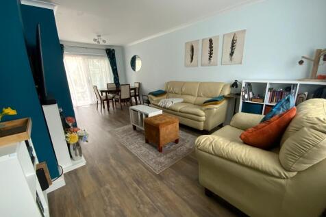 LIVING ROOM 22'5 x 11'7
