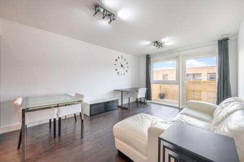 Smart one-bedroom apartment in the ever-impressive Greenland Quay development.