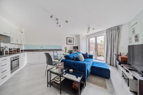 Joseph Scott is proud to introduce this contemporary, well-maintained 1 double bedroom flat with direct garden access, constructed by the award winning, Barratt Homes in 2018.This property is part of