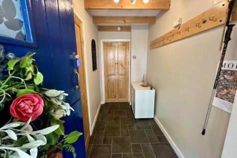 Separate Entrance door to main Hallway